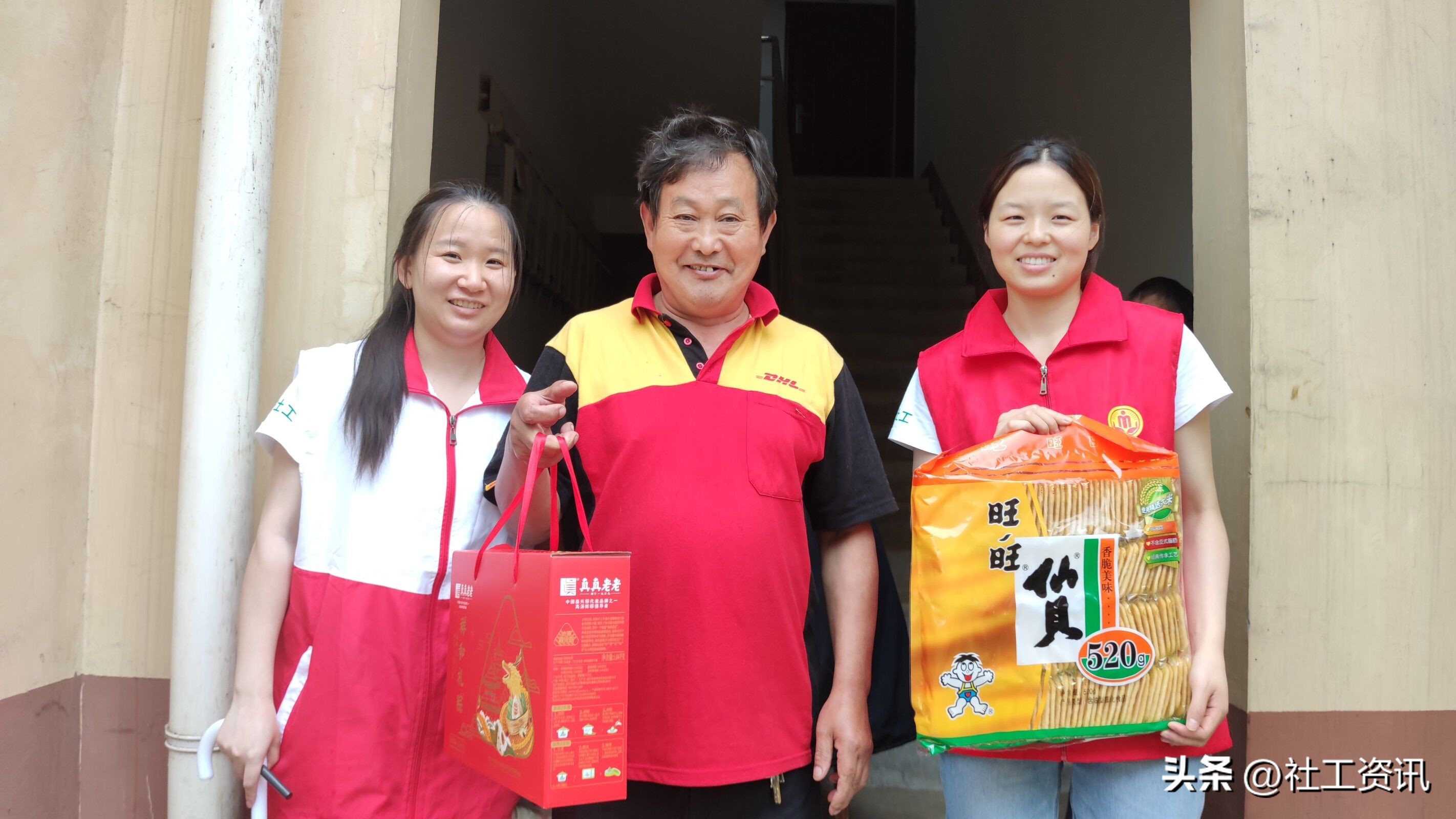 社区包粽子慰问独居老人,端午节包粽子到养老院慰问老人