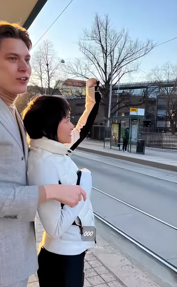 她穿紧身超短裙被骂18禁，手指狂飙4小时后，却让指挥家当场跪拜