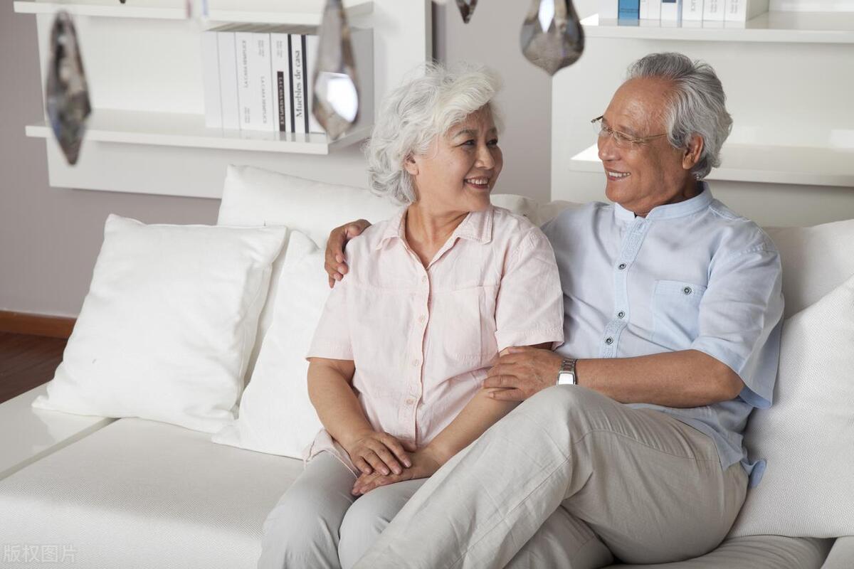 提醒：喉咙若有这3种症状，不是“咽炎”，可能是甲状腺癌上身