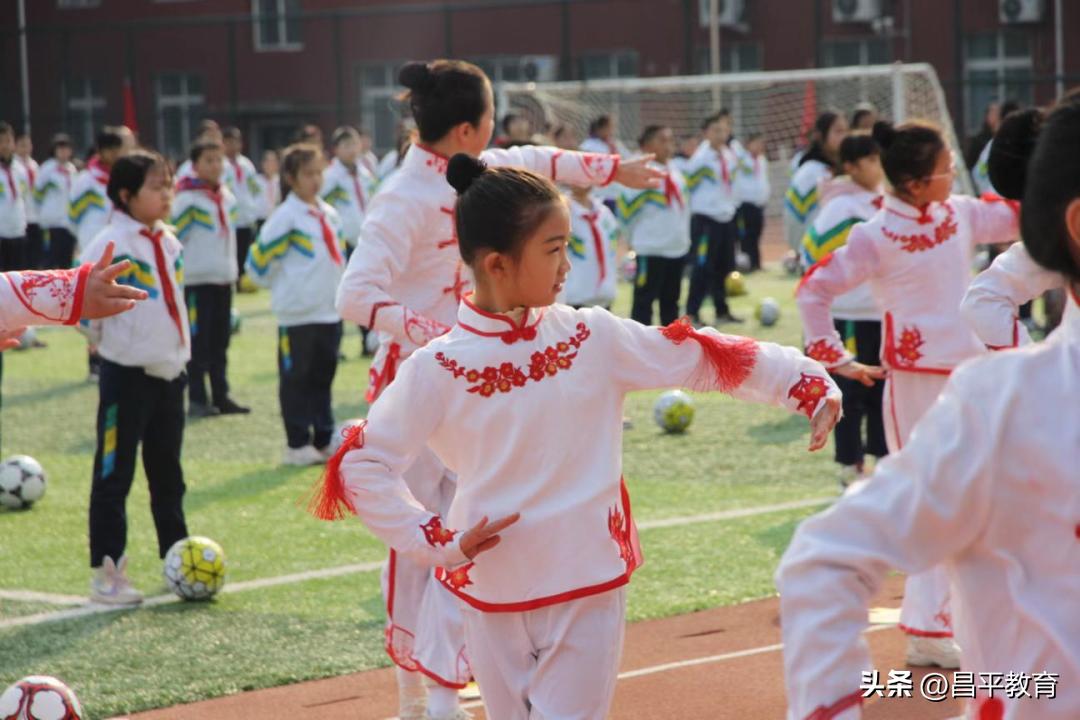 西班牙教练教中国学生踢球,中国足球学校西班牙教练