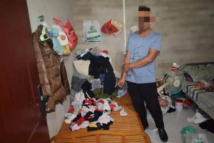 上厕所被拍*处私**！*底卧**记者：获取视频如“网购”！*拍偷**是一种癖好