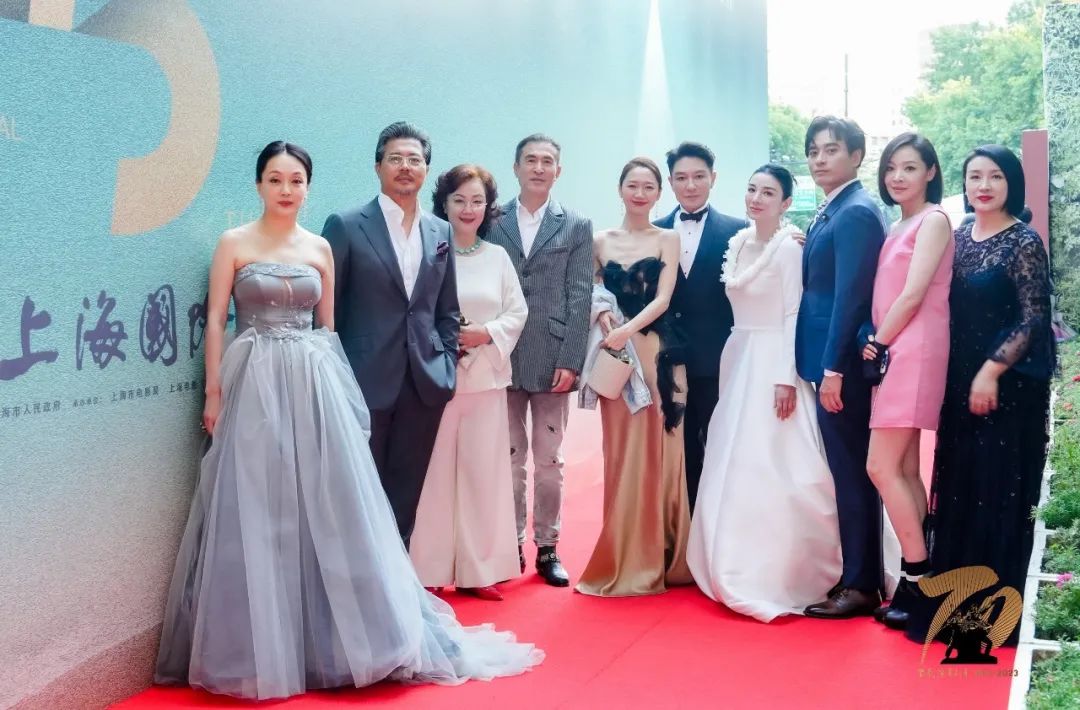 上影节红毯上影厂老演员集体亮相赵静优雅佟瑞欣挺拔于慧风情万种