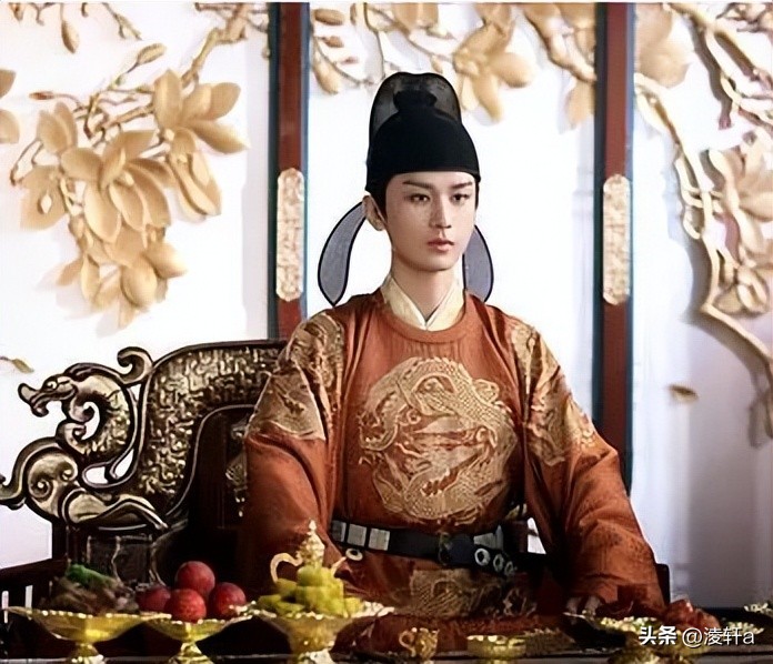 装傻30余年,被宦官当成痴呆扶上皇位,一道圣旨让他们后悔不已