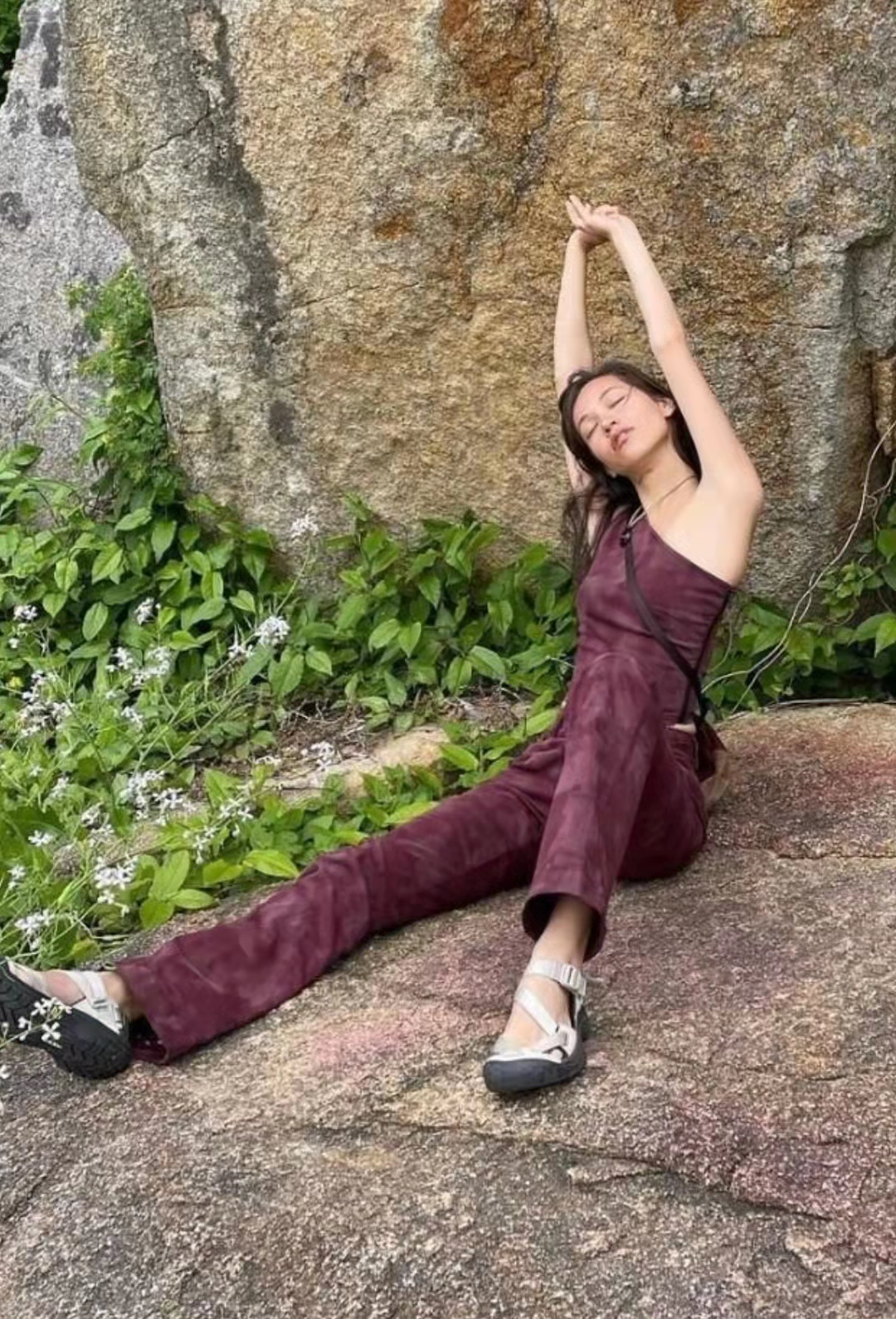 水原希子坦言曾被要求露体毛，拍戏时不被尊重，制片人摸女性大腿