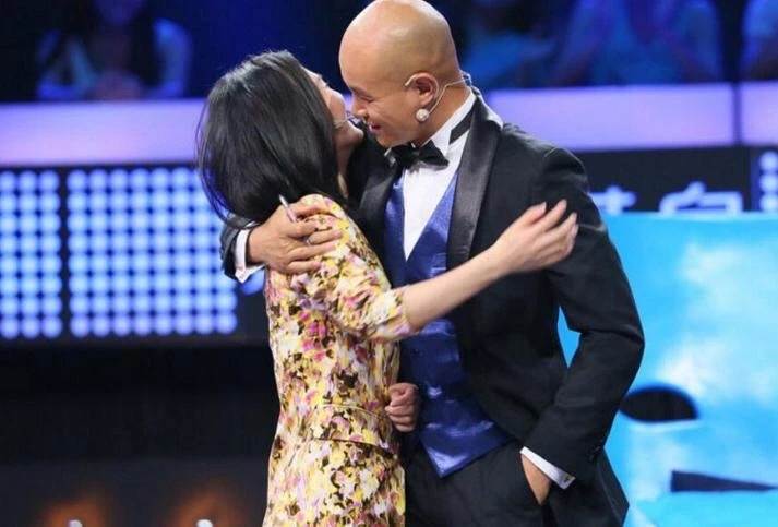 乐嘉发飙事件完整,乐嘉带女徒步引争议