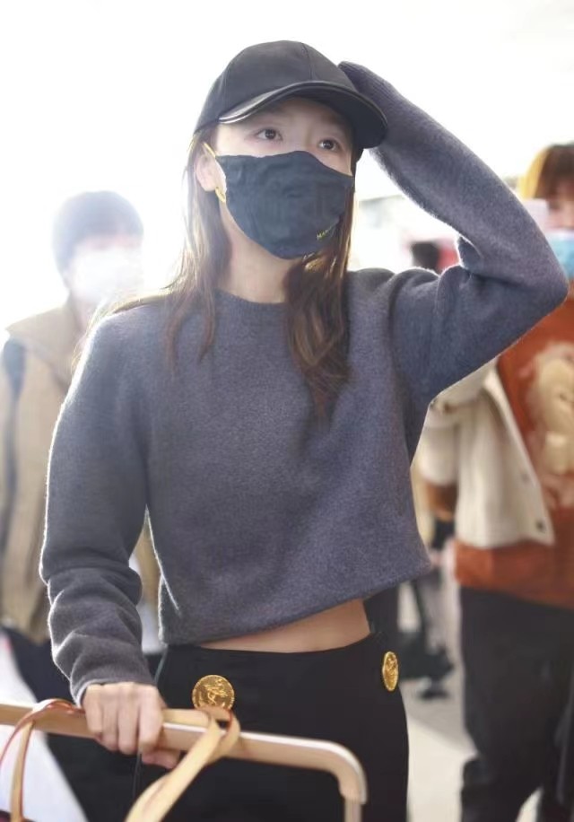 穿着露脐装却又不露肚脐的周冬雨,周冬雨酷帅现身伦敦时装周