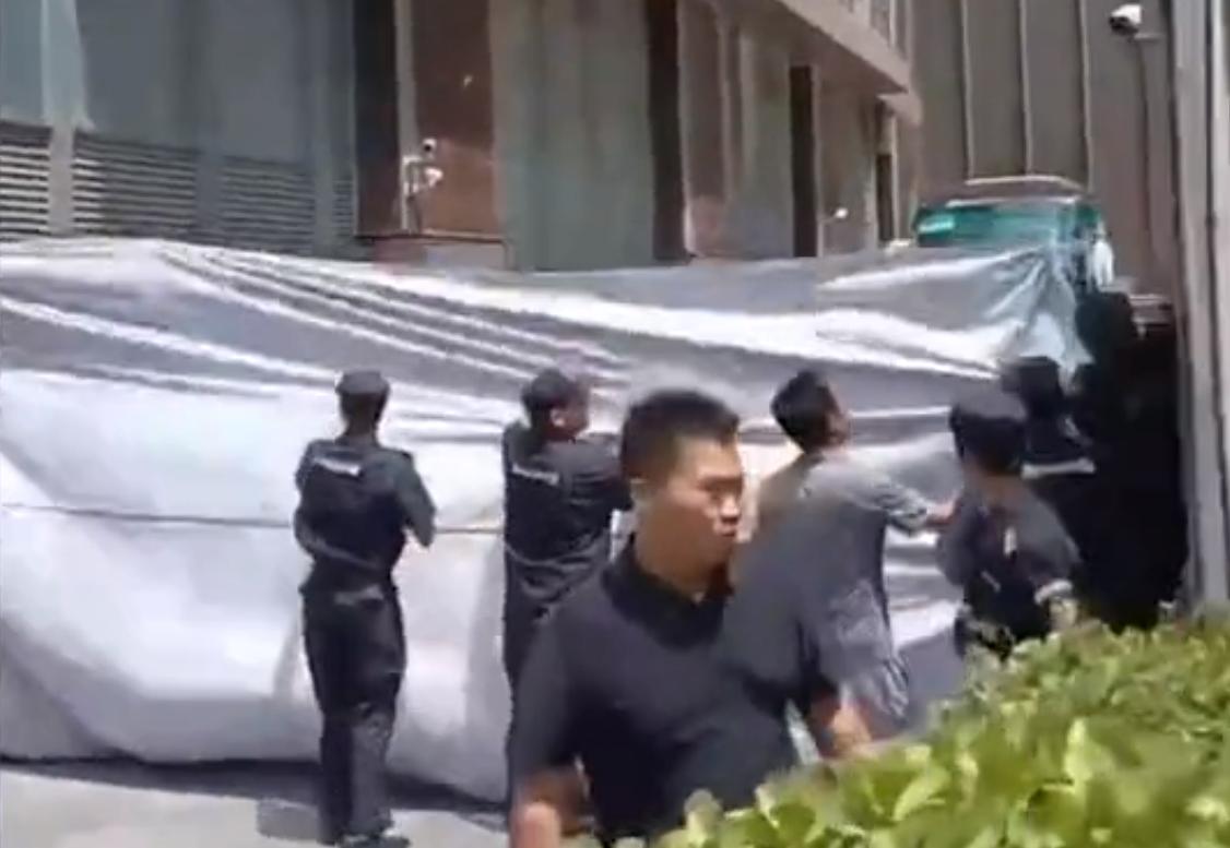 球迷见到梅西激动,球迷冲进球场拥抱梅西最新消息