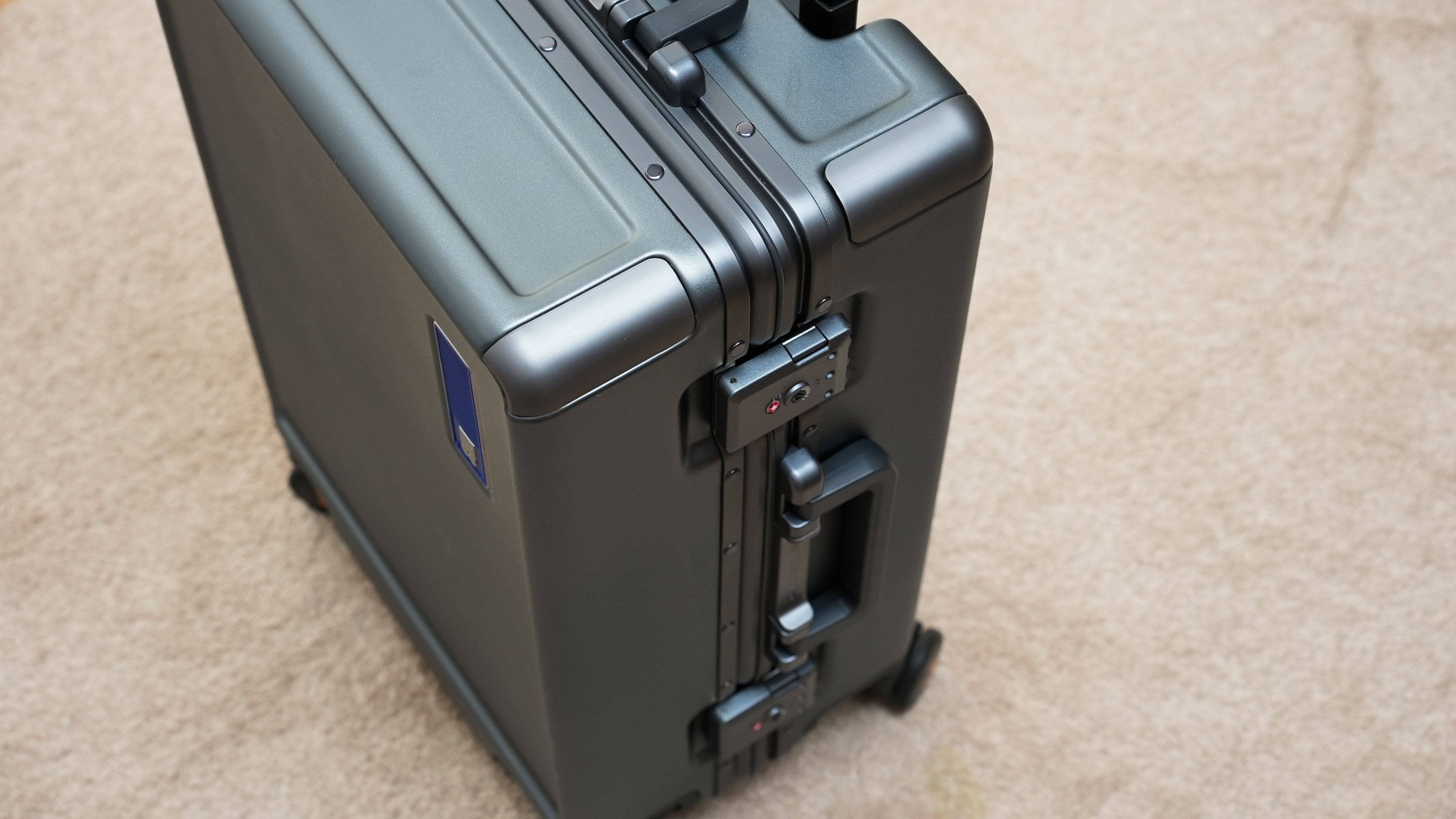 外交官行李箱和地平线8号哪个好 (出门旅游行李箱大小推荐)