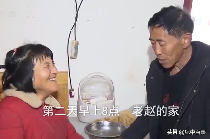 男子街头乞讨赚1000万,男子街头手擦烧红铁链卖药