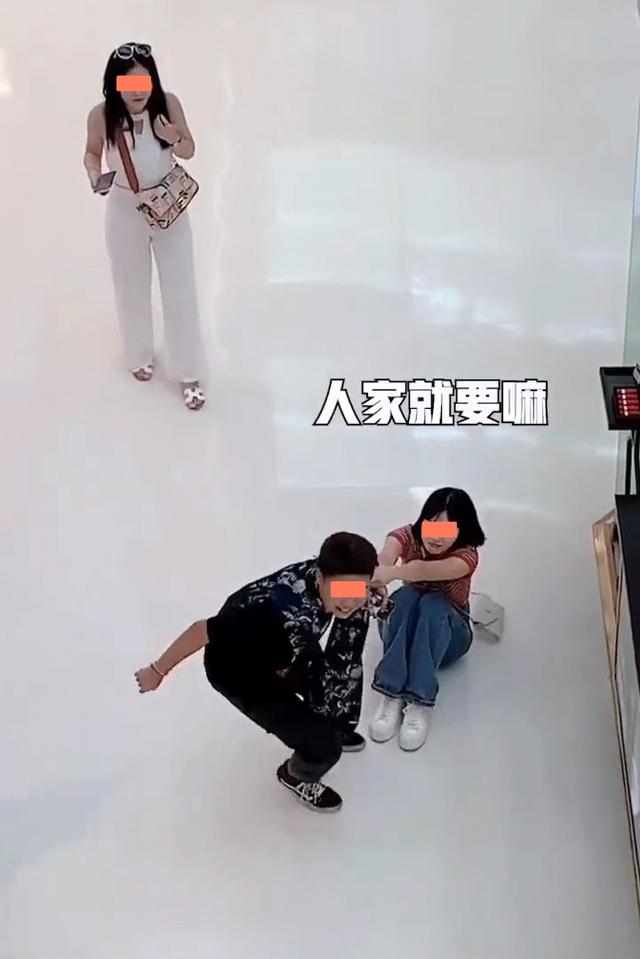 男子跟女孩相亲刚见面就要买衣服,男子和女友逛街