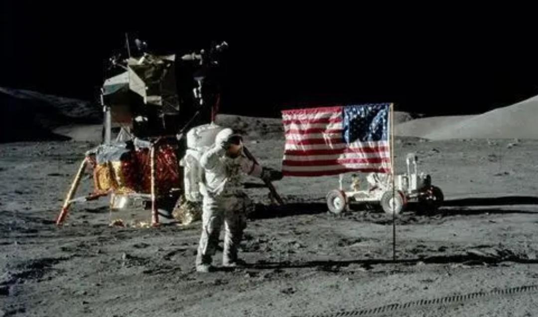 宇航员登月为什么不敢回头看地球,宇航员登月时为什么不敢回头看