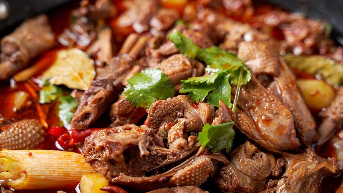 河南大姐大锅菜10块钱一份随便吃,卖便宜大锅菜