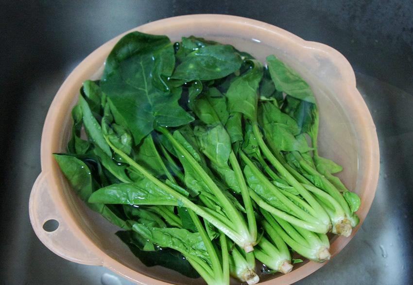 黑色衣服洗得发白了怎么恢复原色,黑色金丝绒发白怎么处理有补救吗