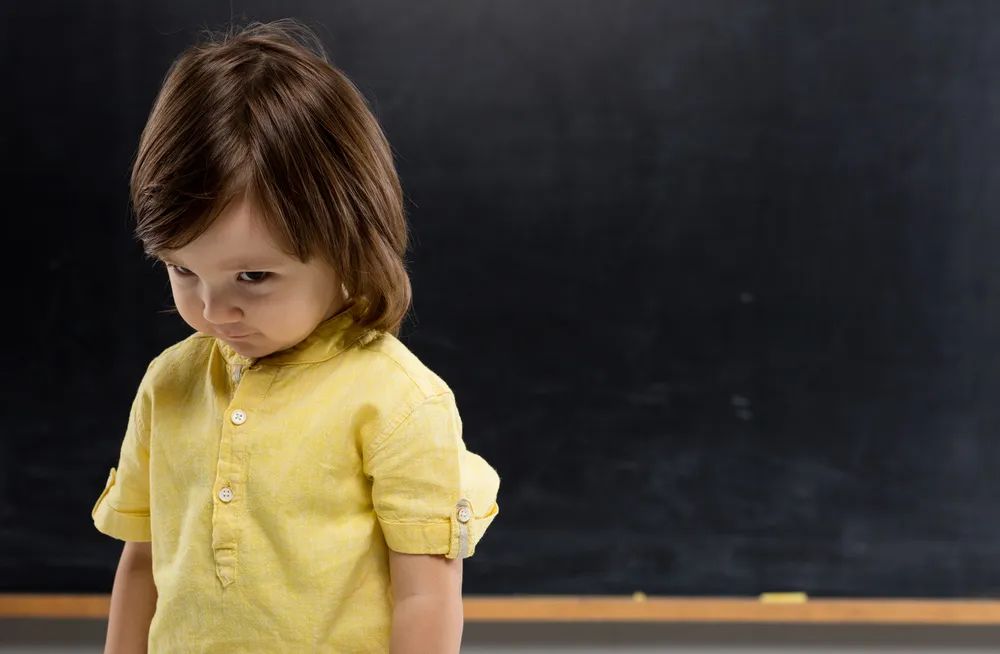 四岁女宝总是抠手指是自闭吗,女儿4岁喜欢夹脚