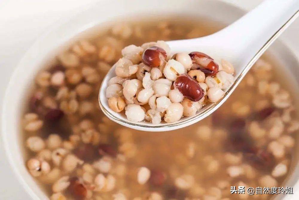 一到夏天手脚长水泡,冬天手脚反复长小水泡很痒怎么治