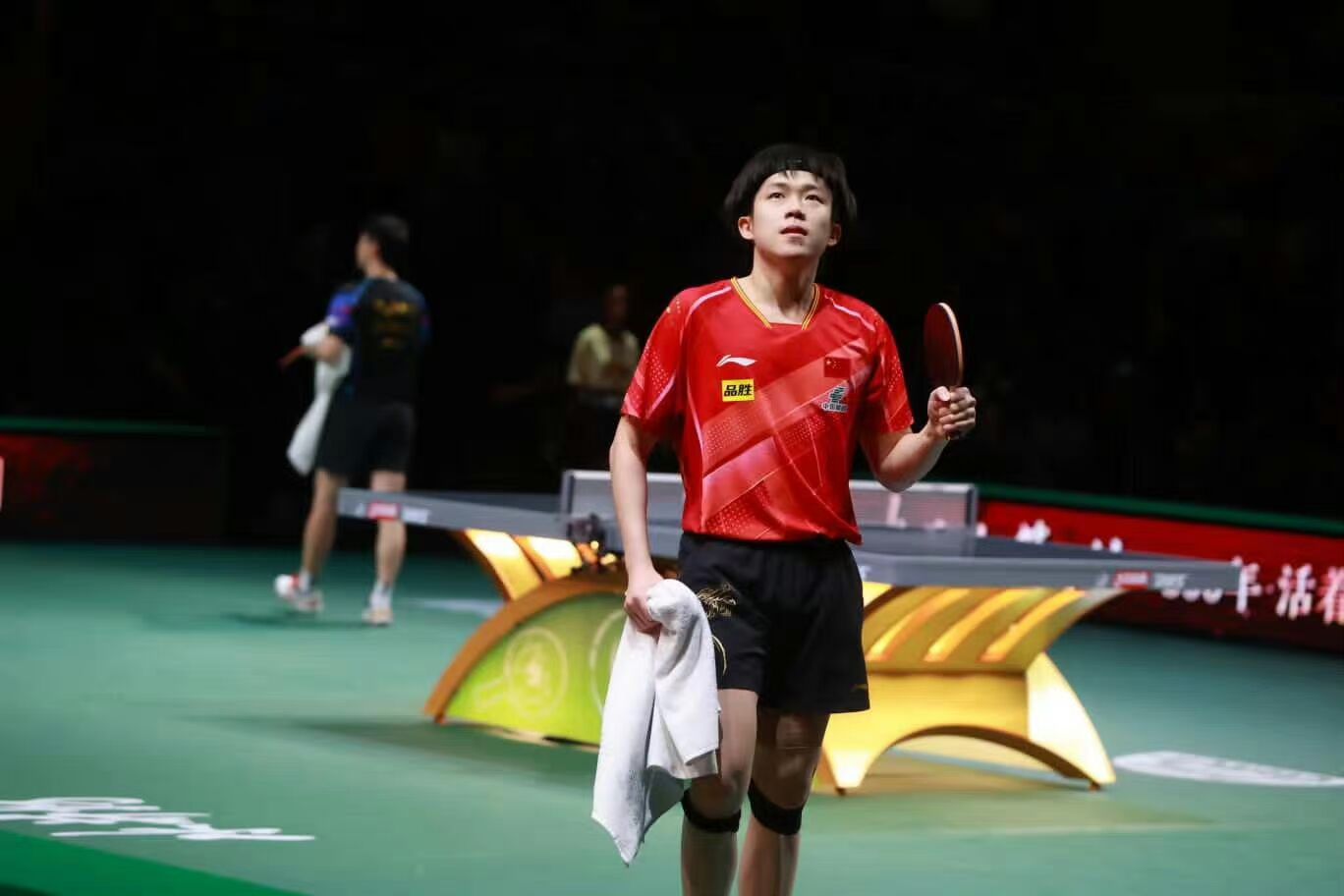 王楚钦赢马龙哭了原视频,王楚钦决赛赢了孙颖莎感动哭了