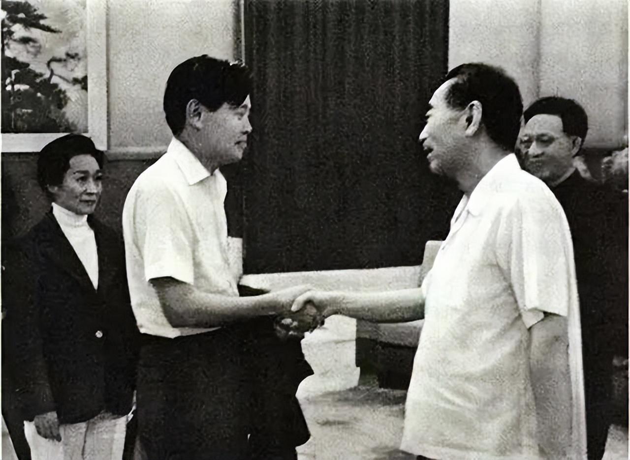 1976年毛主席溘然长逝,杨振宁含泪说了12个字,全世界为之感动