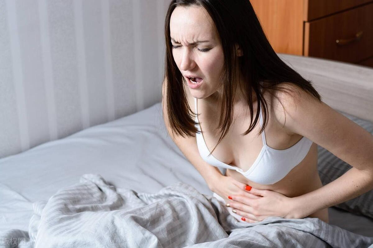 女人胸部长毛是不是雄性激素过高,女性体毛多属于多囊卵巢综合征吗