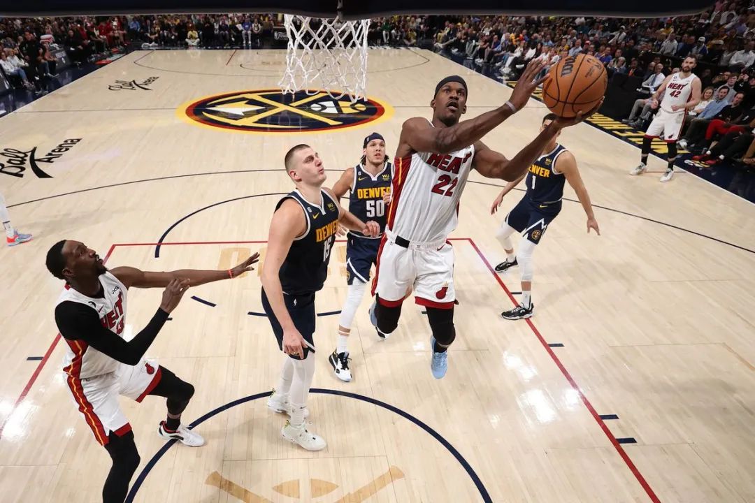 场均24分后卫报销，老大伤停！逼疯无数人的球队文化反而救了他们