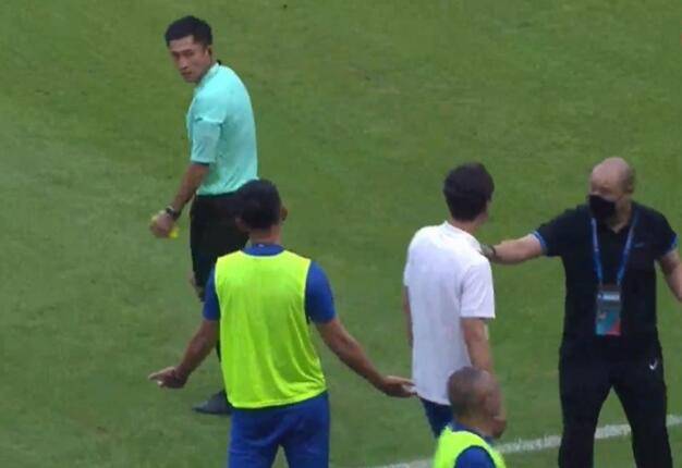 发牌大师马宁为什么给梅西红牌,裁判马宁名场面挨骂