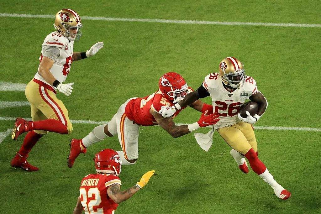 大洋彼岸的超级碗，堪称“美国人的春晚”，百年橄榄球比赛盛宴