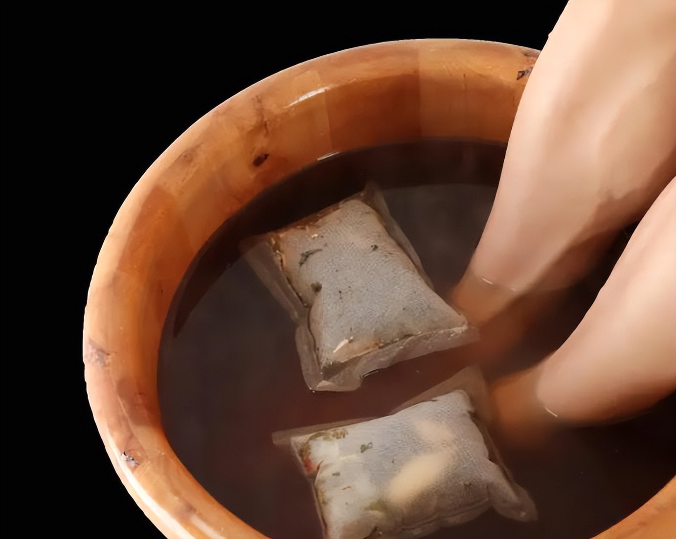 睡前坚持用艾叶泡脚的好处,睡前用艾叶泡脚坚持一个月有奇效