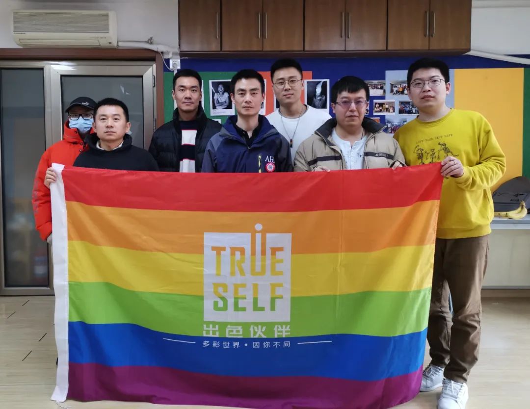 hiv感染者我该如何开心活着,对于艾滋病感染者我们怎么做