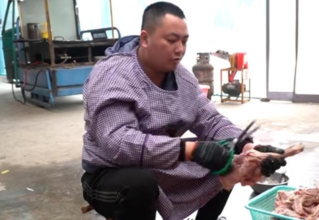 山东小伙摆摊卖零食,山东小哥摆地摊