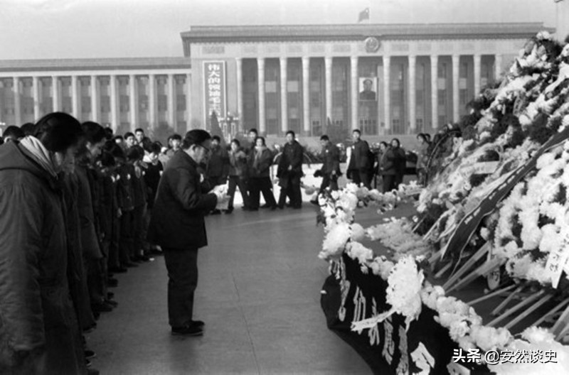 76年毛主席没参加周总理追悼会，*国锋华**含泪解释：老人家身不由己