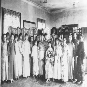 21张真实又罕见的老照片，阴毛假发工作者，我怀疑他用错地方了