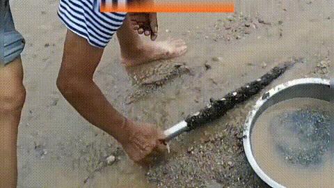 海滩撸铁棒违法吗,撸铁棒一天赚百元背后的秘密