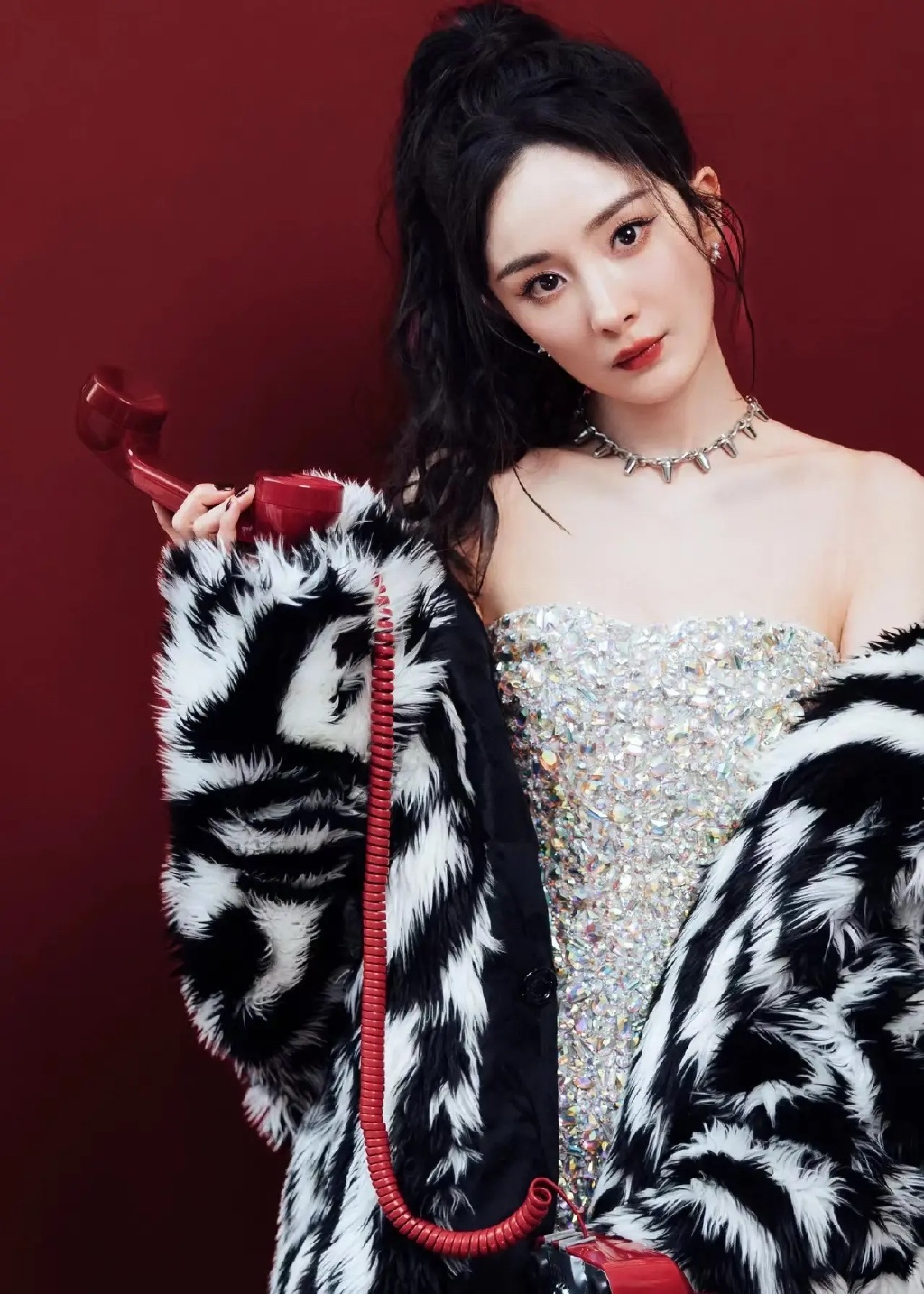 杨幂跨年晚会高马尾造型图片,杨幂跨年斑马纹外套