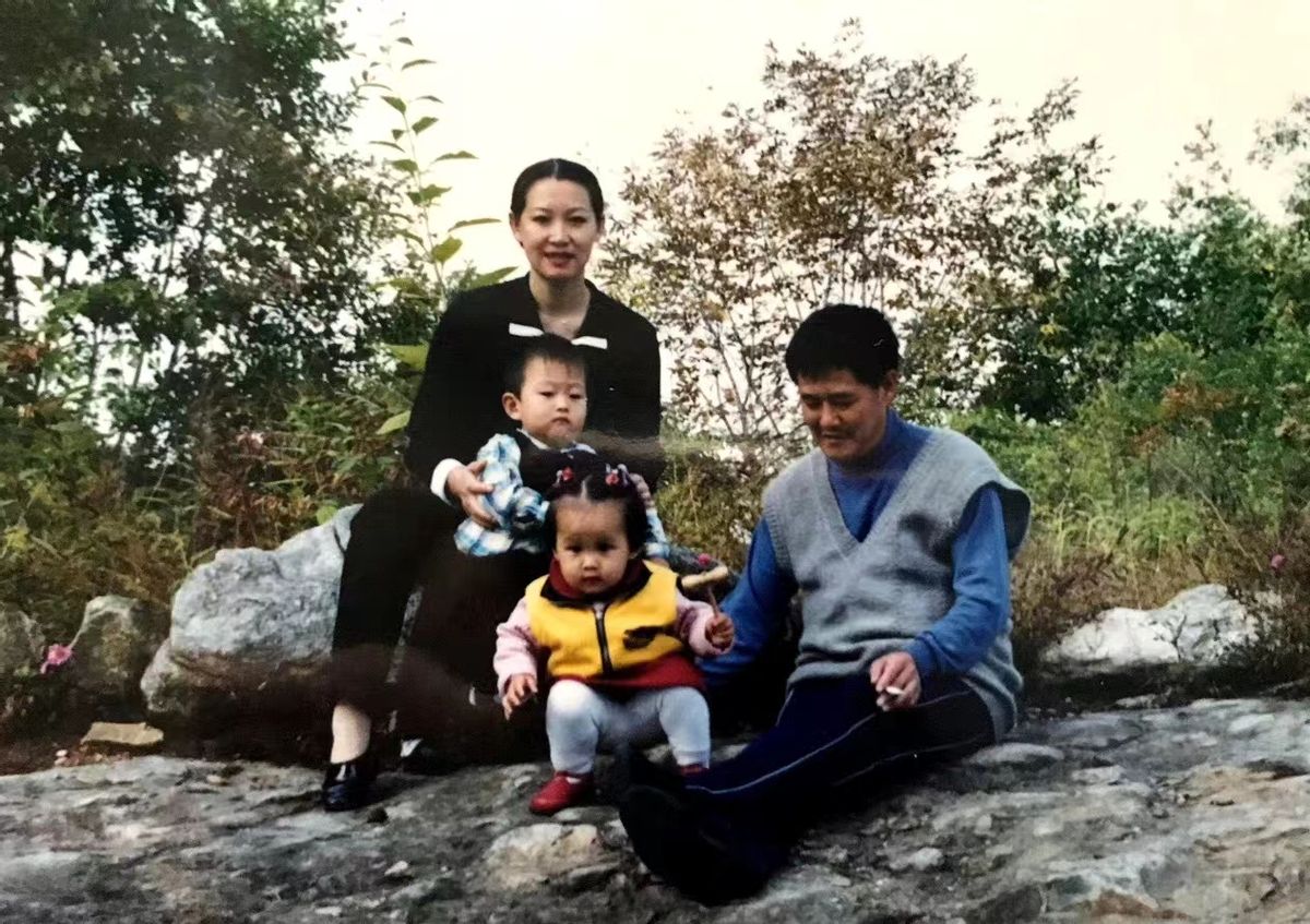 赵本山女儿晒结婚证件照,赵本山女儿晒结婚照