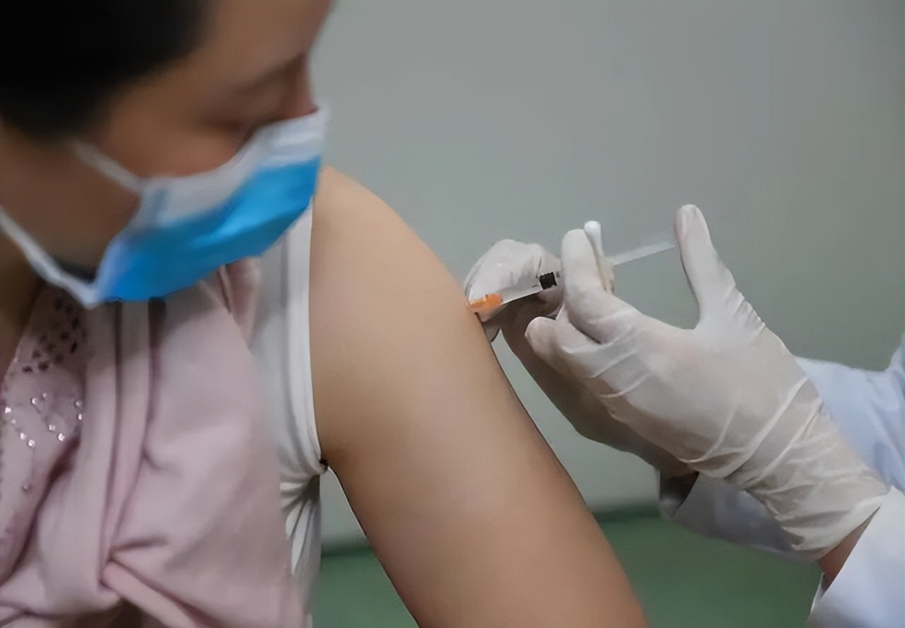 嘴巴周围有好多小水泡是上火吗,嘴上上火长水泡会传染吗