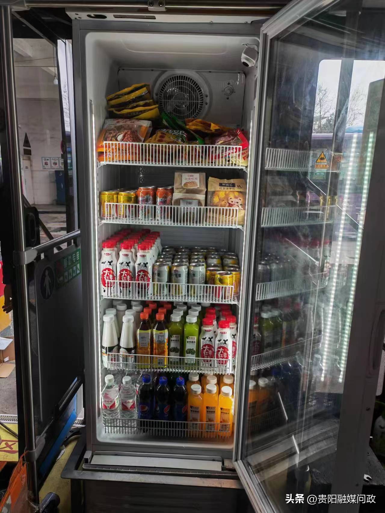 好新鲜！贵阳这辆K236公交上有台自助售卖机！｜融媒问政