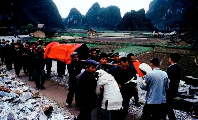 起棺下雨和落棺下雨有什么说法,下葬时下雨浇棺材预兆