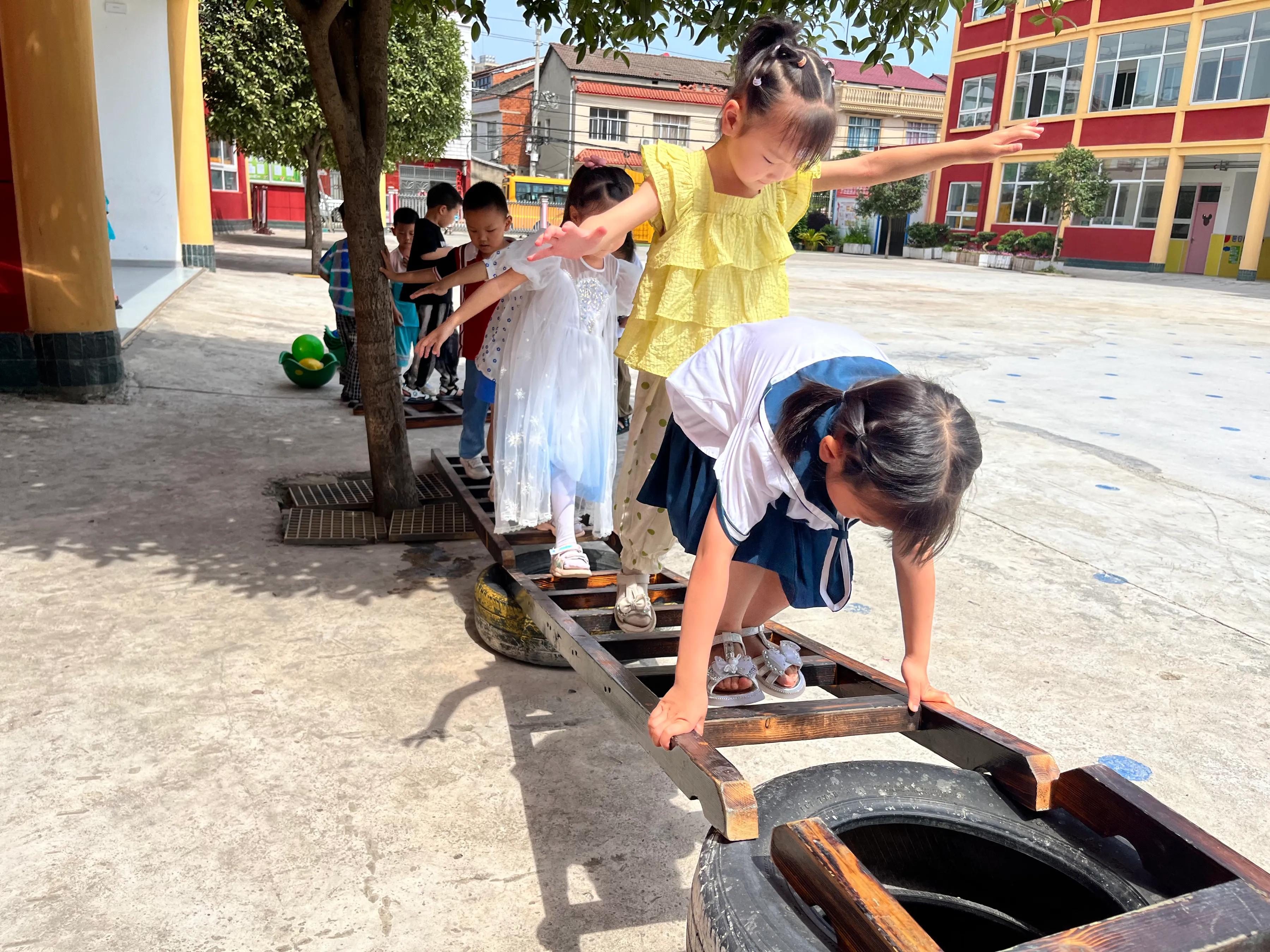 老虎出洞幼儿园户外游戏,幼儿奇妙游戏