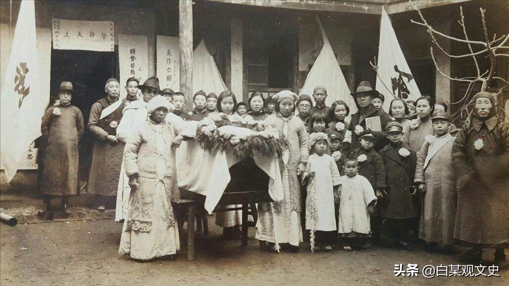 村民正在为死去的母亲办丧事，一群日伪军包围了院子，究竟为何？