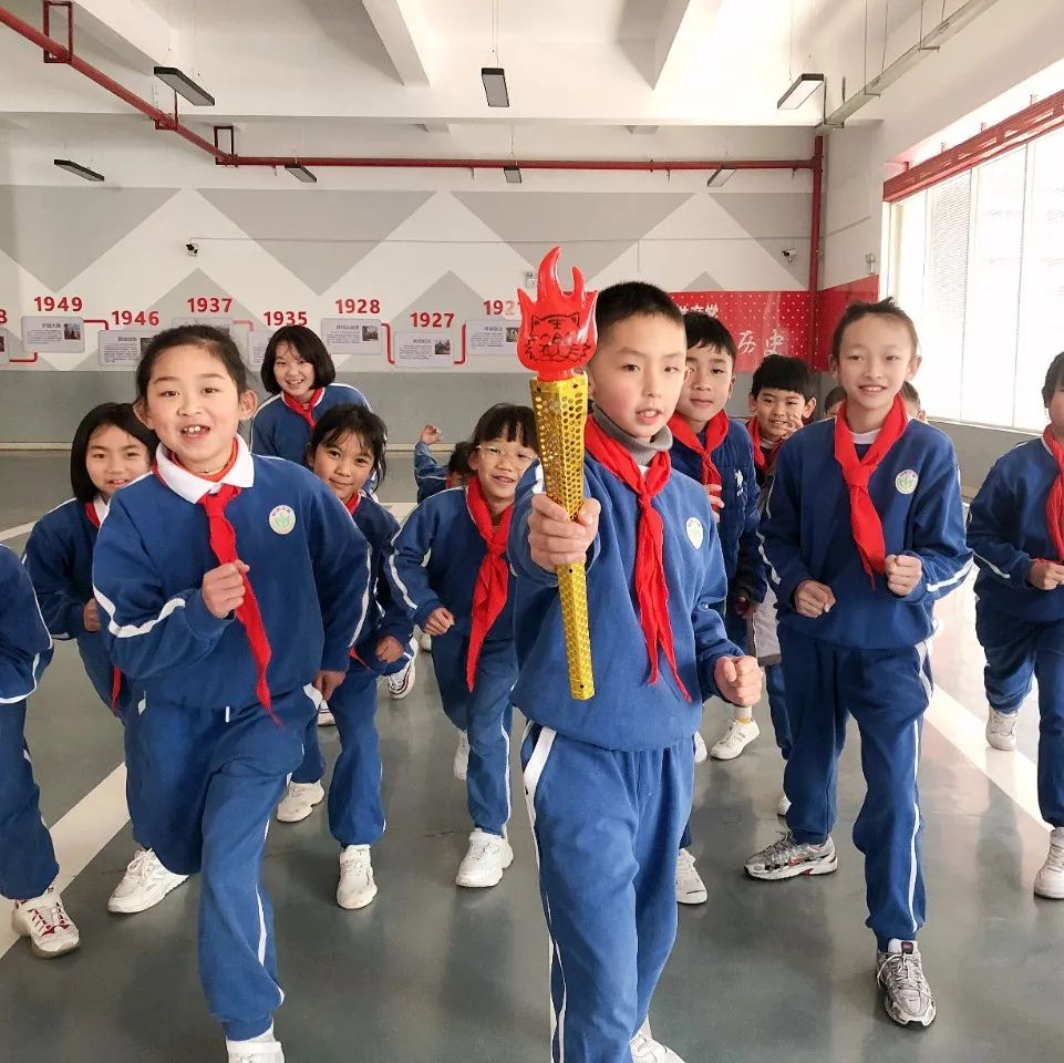 开学季校园展示打卡,开学啦冰墩墩小学生积极向上图片