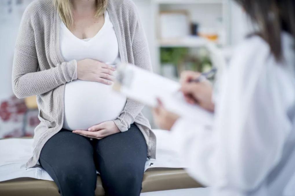 女性怀孕了会不会有早孕反应,女人怀孕会不会月经老提前