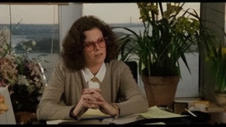 《打工女郎》中展现的女性主义和社会问题对当代社会有何影响？