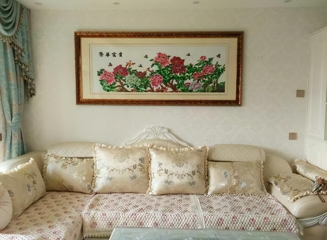 新房装修完毕,120平花了25万,客厅却被小姑子的十字绣毁了