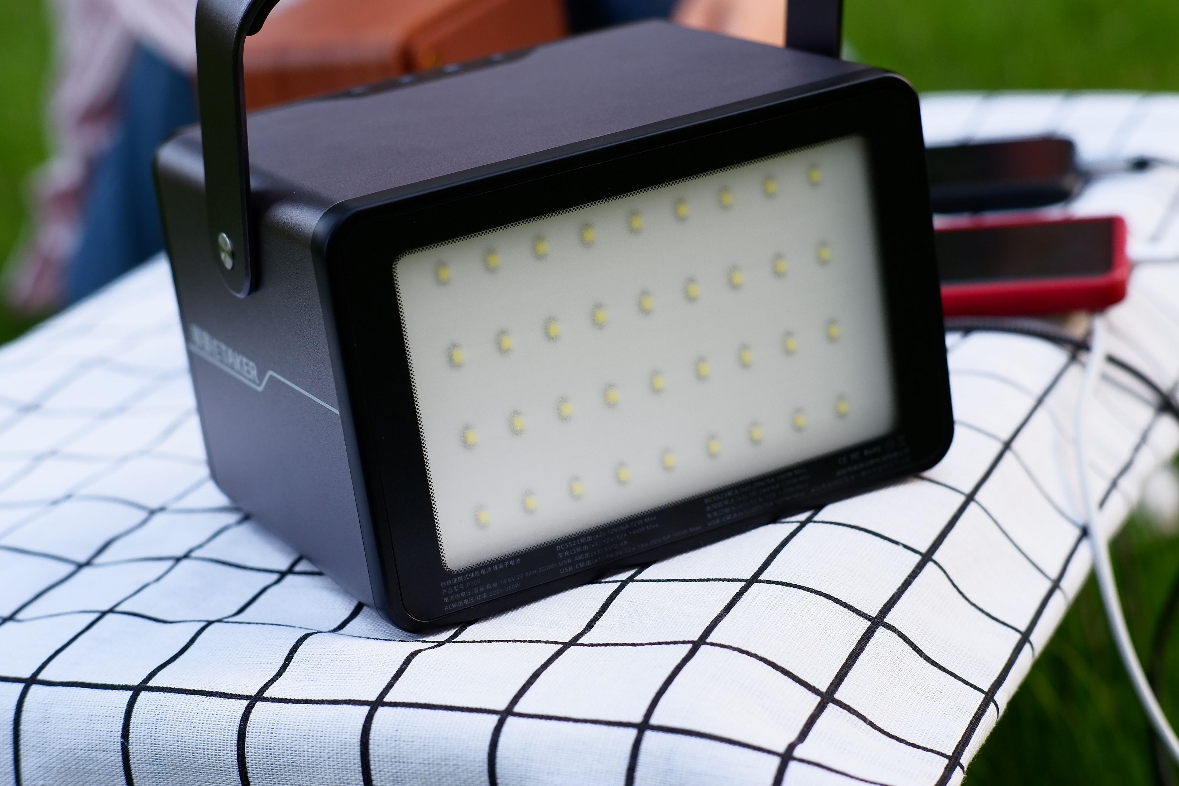 0.3度电的户外电源只有巴掌大小，350W大功率，移族P300确实香