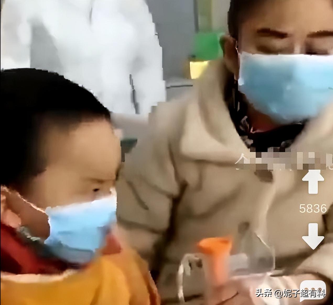 小孩被打的嘴巴鼻子里都是血,咳嗽被打小孩