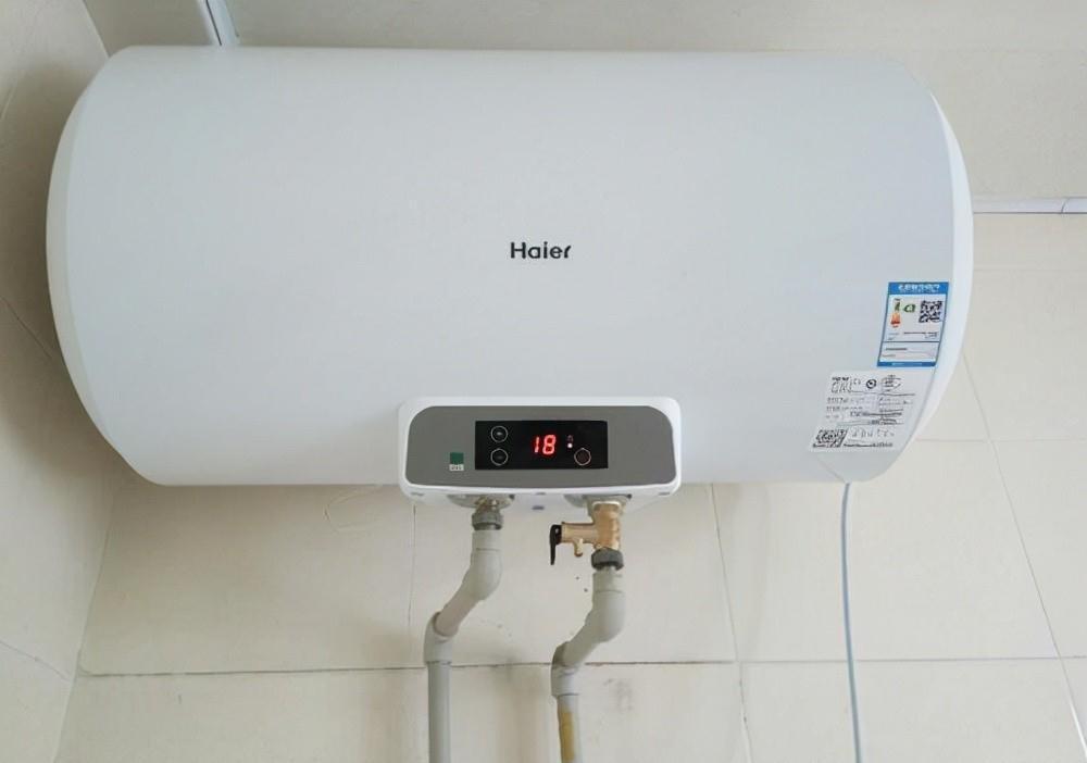 风能热水器与太阳能热水器哪个好,太阳能热水器电热水器燃气热水器