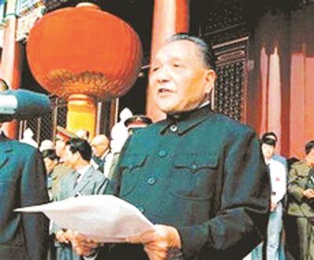 1994年春节，*小平邓**离开上海前对*菊黄**说：这是上海最后的机遇