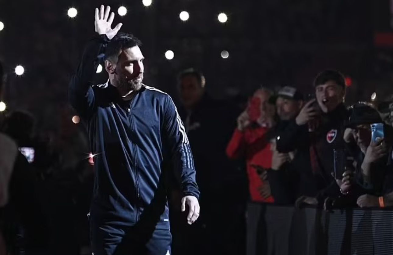 梅西生日夜帽子戏法,梅西首秀任意球破门