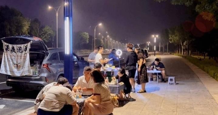 后备箱摆地摊卖1块钱零食,后备箱摆摊卖饭