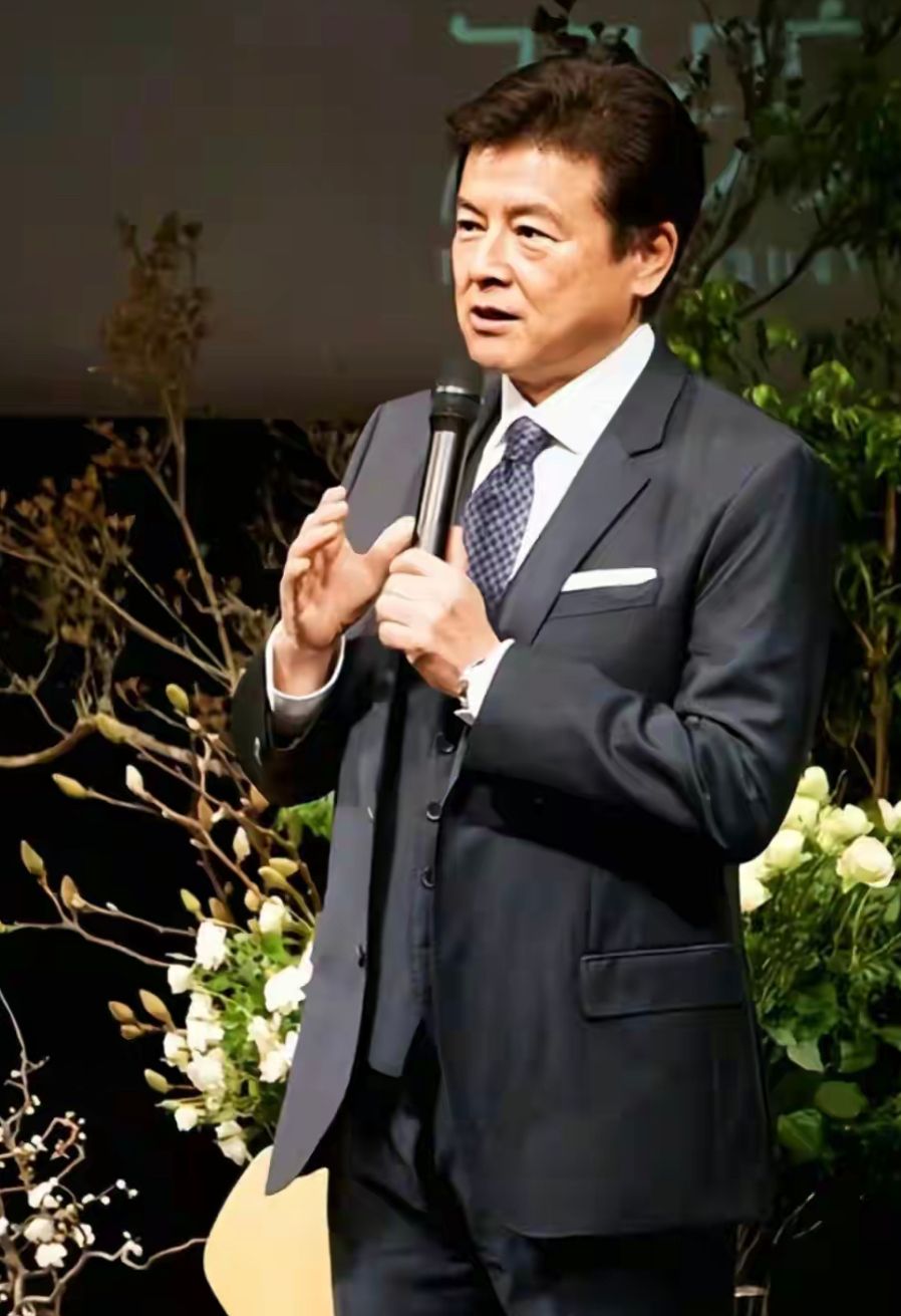 三浦友和穿风衣的样子帅不帅,三浦友和穿夹克外套