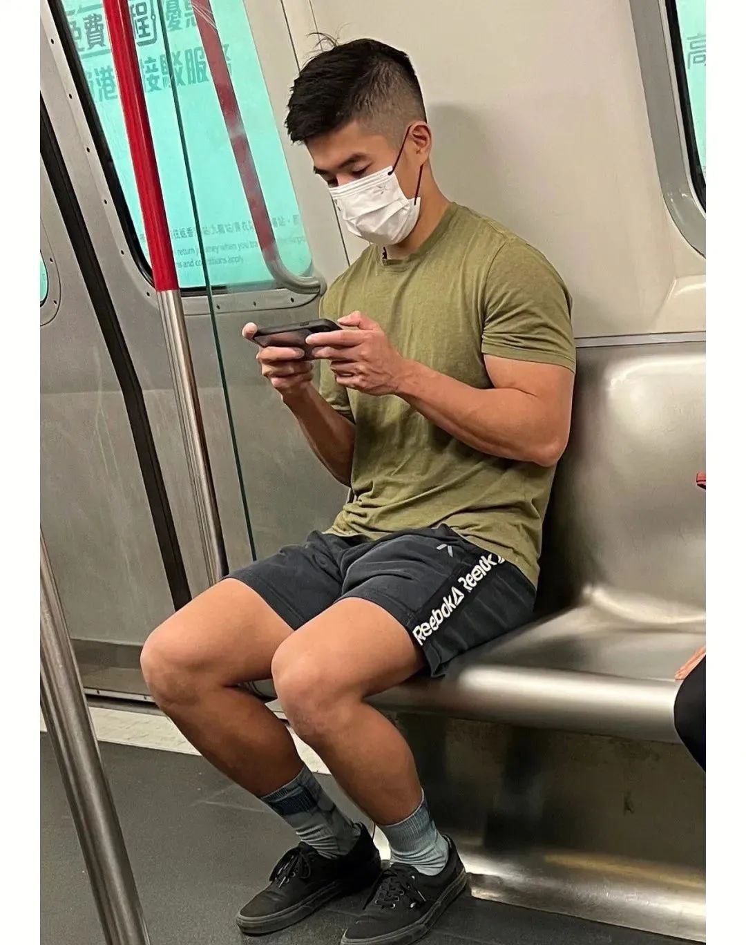 网友拍到穿校服高中生和青春擦肩,网友地铁上拍下的一幕